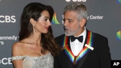 CENTRO KENNEDY-PREMIOEl galardonado del Centro Kennedy George Clooney y su esposa, Amal Clooney, llegan a la Premiación del Centro Kennedy, el domingo 4 de diciembre de 2022, en el Centro Kennedy, en Washington. (Foto de Greg Allen/Invision/AP)