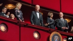 El presidente Joe Biden y la primera dama Jill Biden a su llegada a la 45ta entrega de los Premios del Centro Kennedy, el domingo 4 de diciembre de 2022, en el Centro John F. Kennedy para las Artes Escénicas, en Washington. (AP Foto/Manuel Balce Ceneta)