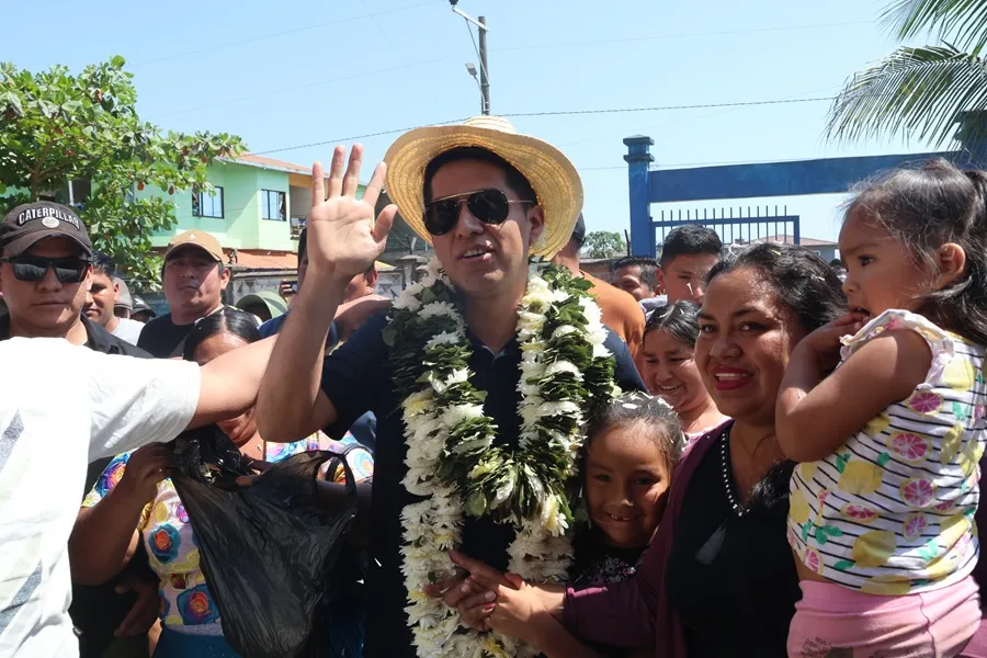 Ataque con piedras a Andrónico Rodríguez tras votar en Cochabamba