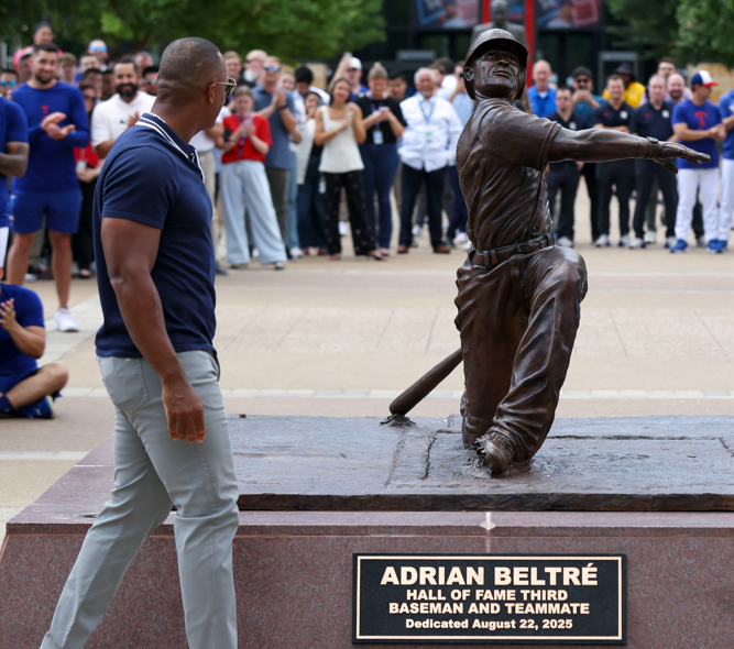 Los Texas Rangers inmortalizan a Adrián Beltré con una estatua en el Globe Life Field