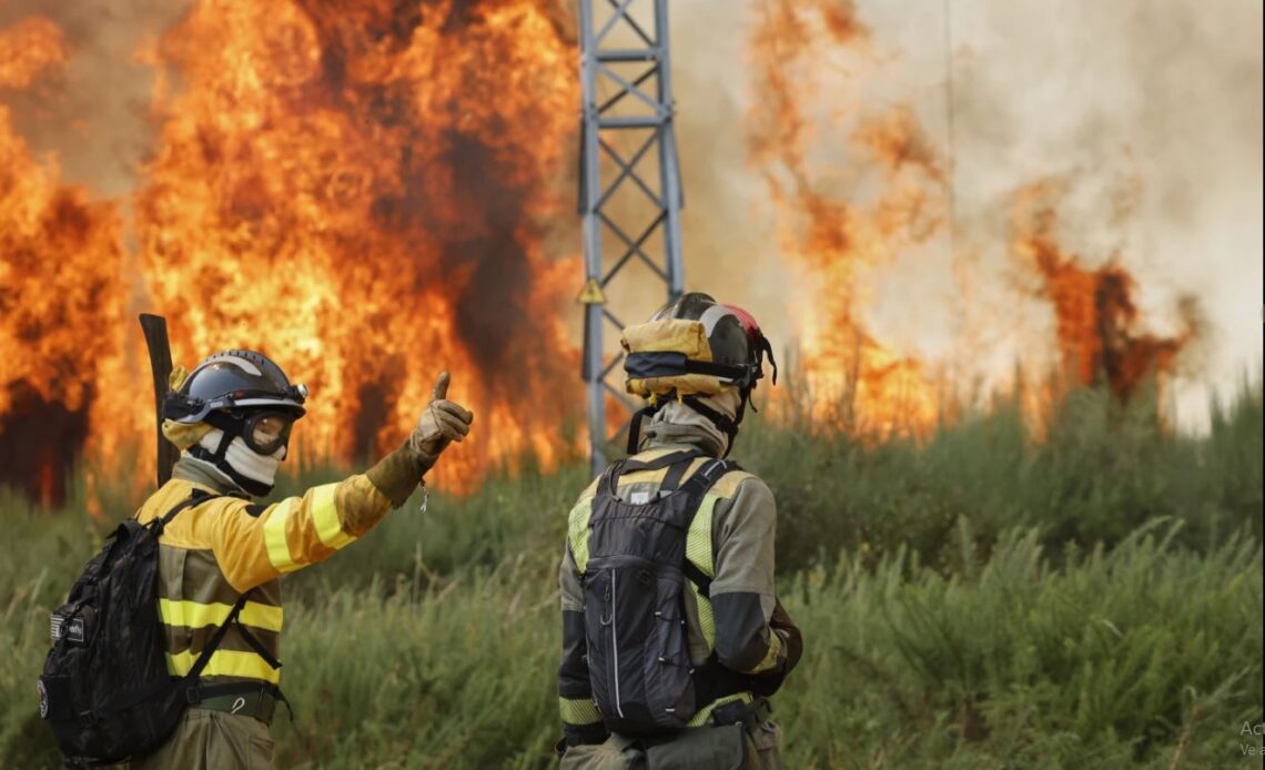 España refuerza la lucha contra incendios forestales con 500 soldados adicionales