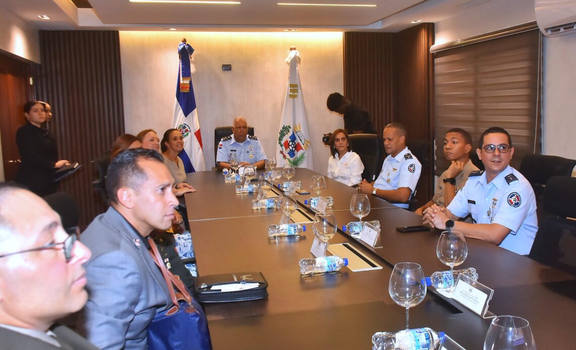 Delegación del Comando Sur de EE. UU. y ADEOFA visitan las Escuelas Vocacionales