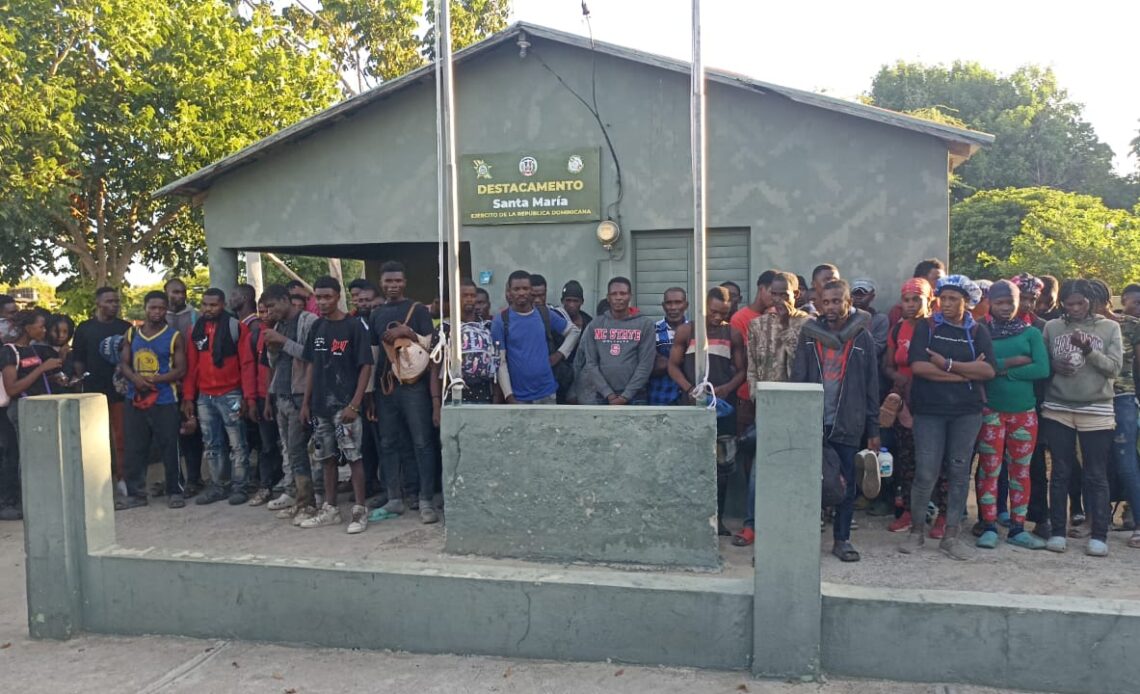 Operativo con drones en Montecristi: 53 haitianos indocumentados detenidos