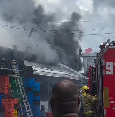 Incendio en supermercado de Monte Plata deja cuantiosas pérdidas, pero sin víctimas