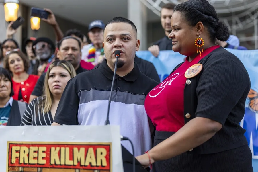 Inmigrante Salvadoreño Detenido por ICE tras Liberación en Tennessee