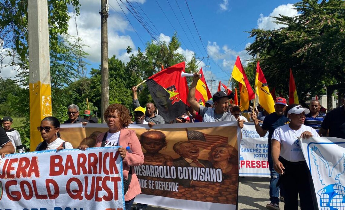 Marcha en Cotuí rechaza operaciones de Barrick Pueblo Viejo y políticas gubernamentales