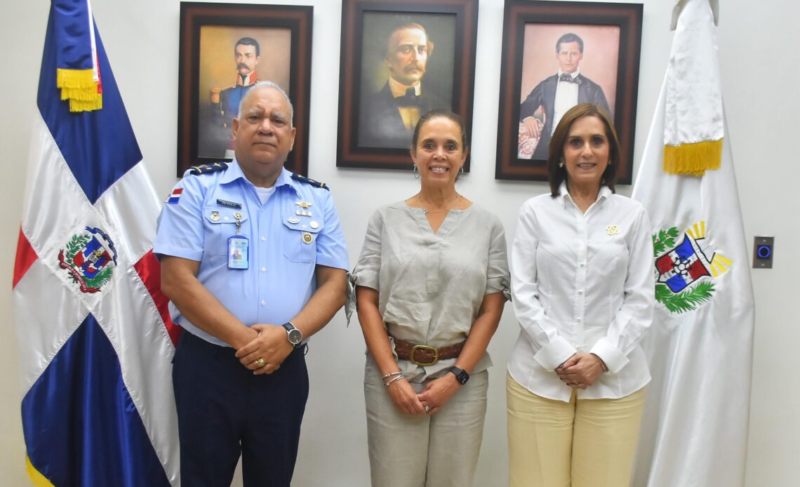 Escuelas Vocacionales de República Dominicana reciben visita de la esposa del Comandante del Comando Sur de EE.UU. y ADEOFA