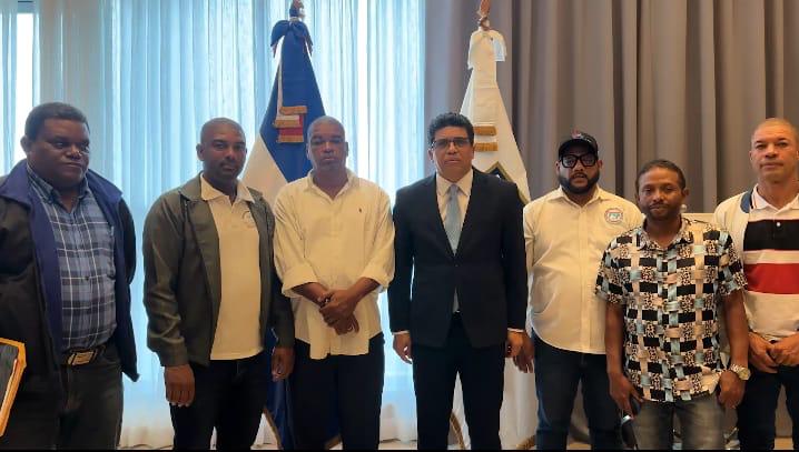 Alcaldía de Santo Domingo Este y Sindicatos de Motoconchistas Colaboran en Registro de Conductores