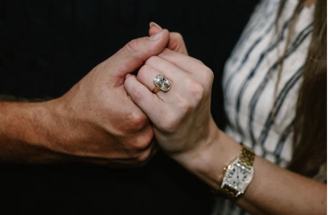 Taylor Swift y Travis Kelce: Anillo de compromiso de NULL,000 y una historia de amor consolidada