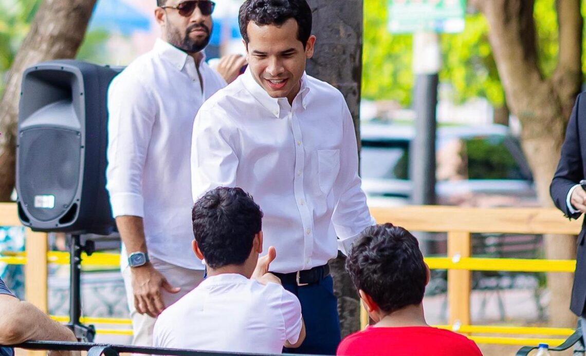 Senador Fernández destina fondos a la educación de niños con TEA y TDAH