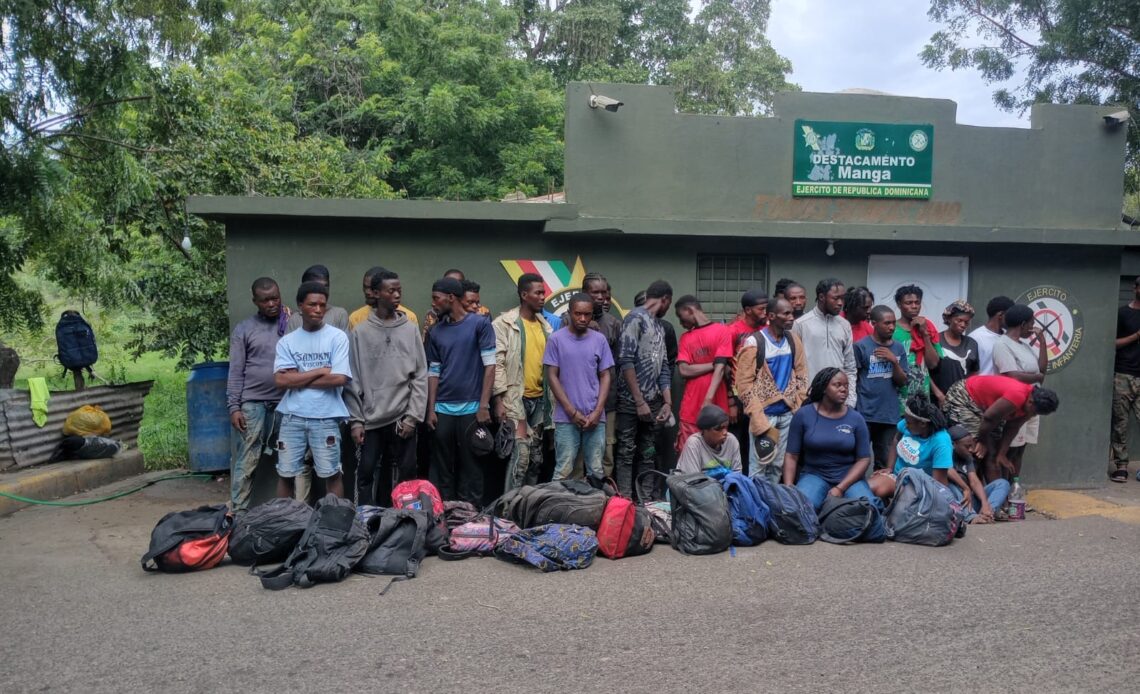 Ejército detiene a 56 haitianos indocumentados en operativos en Montecristi