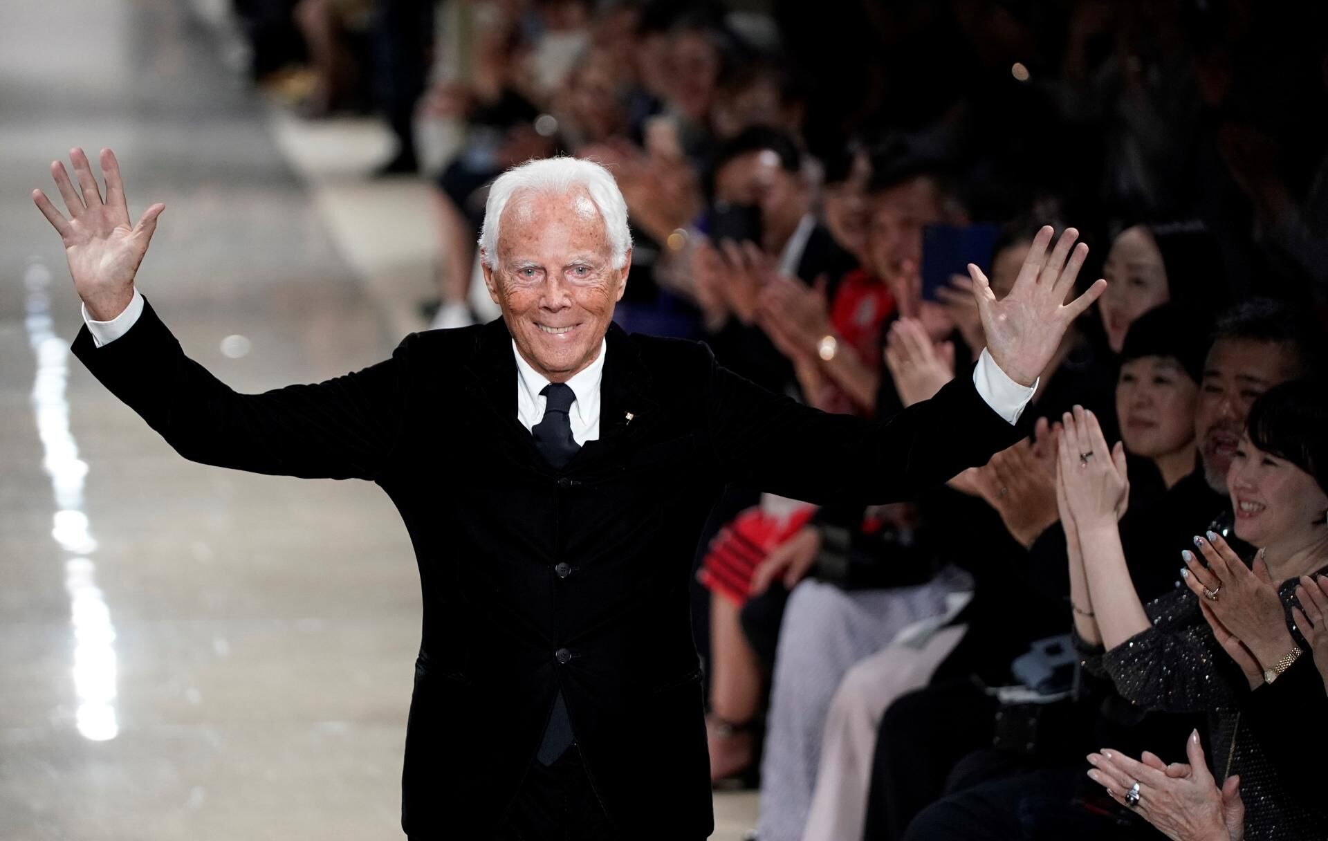 Armani planea venta gradual o salida a bolsa de su firma