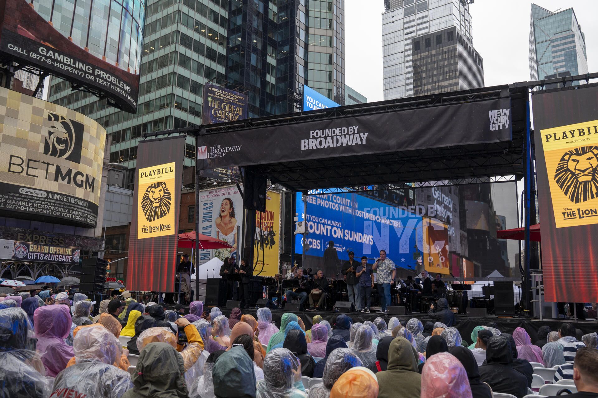 Broadway Conmemora el 400 Aniversario de Nueva York con un Concierto bajo la Lluvia