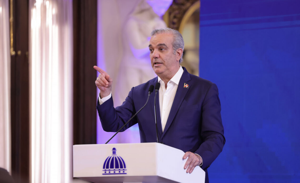 Abinader Ofrece Breve Informe a la Prensa sin Permitir Preguntas