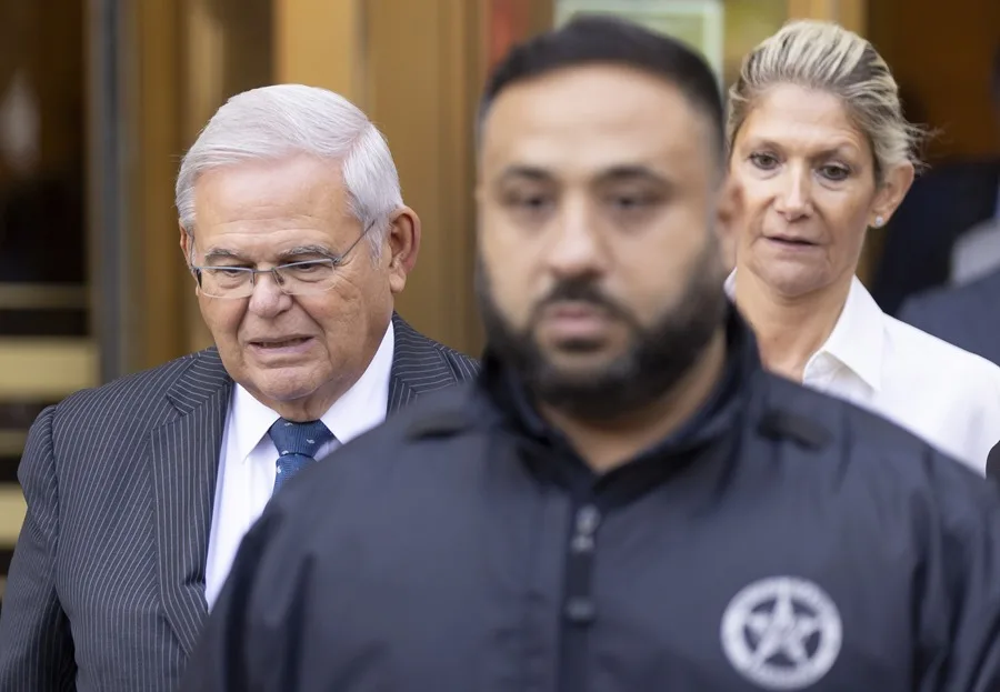 Esposa de exsenador Menéndez condenada a prisión por corrupción