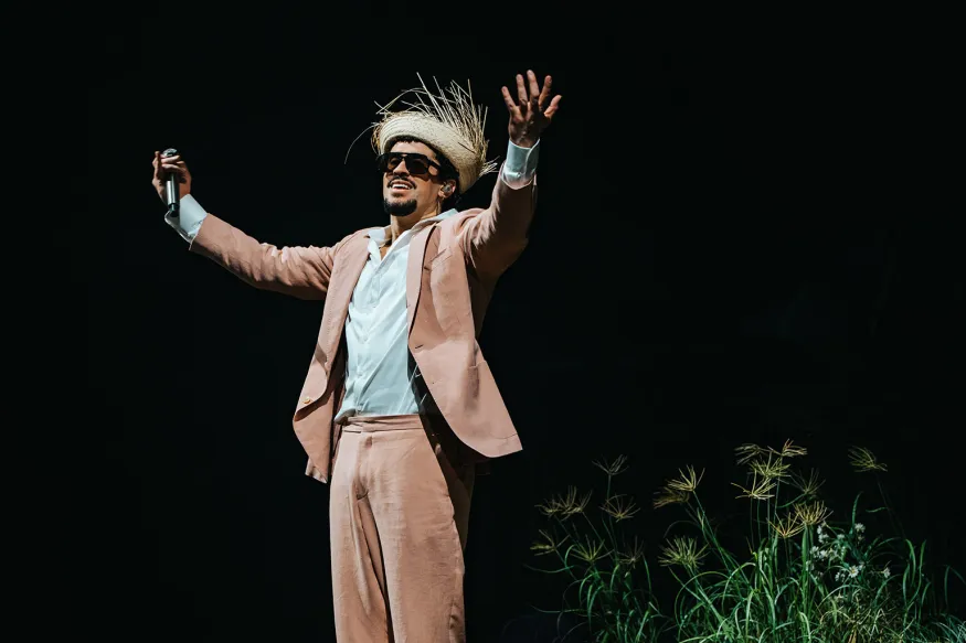 Bad Bunny promueve el amor y la unidad en multitudinario concierto en Puerto Rico