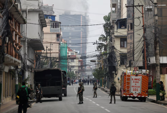 Nepal extiende toque de queda tras protestas que dejan 25 muertos y crisis política