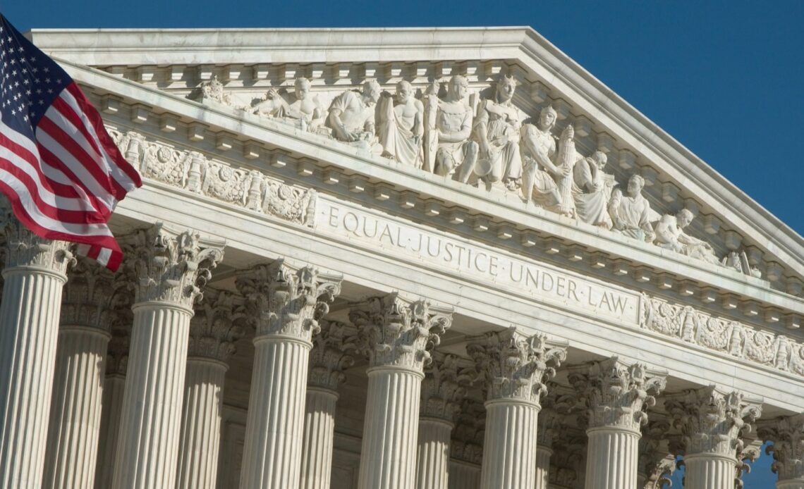 Corte Suprema permite temporalmente el despido de comisionada de la FTC