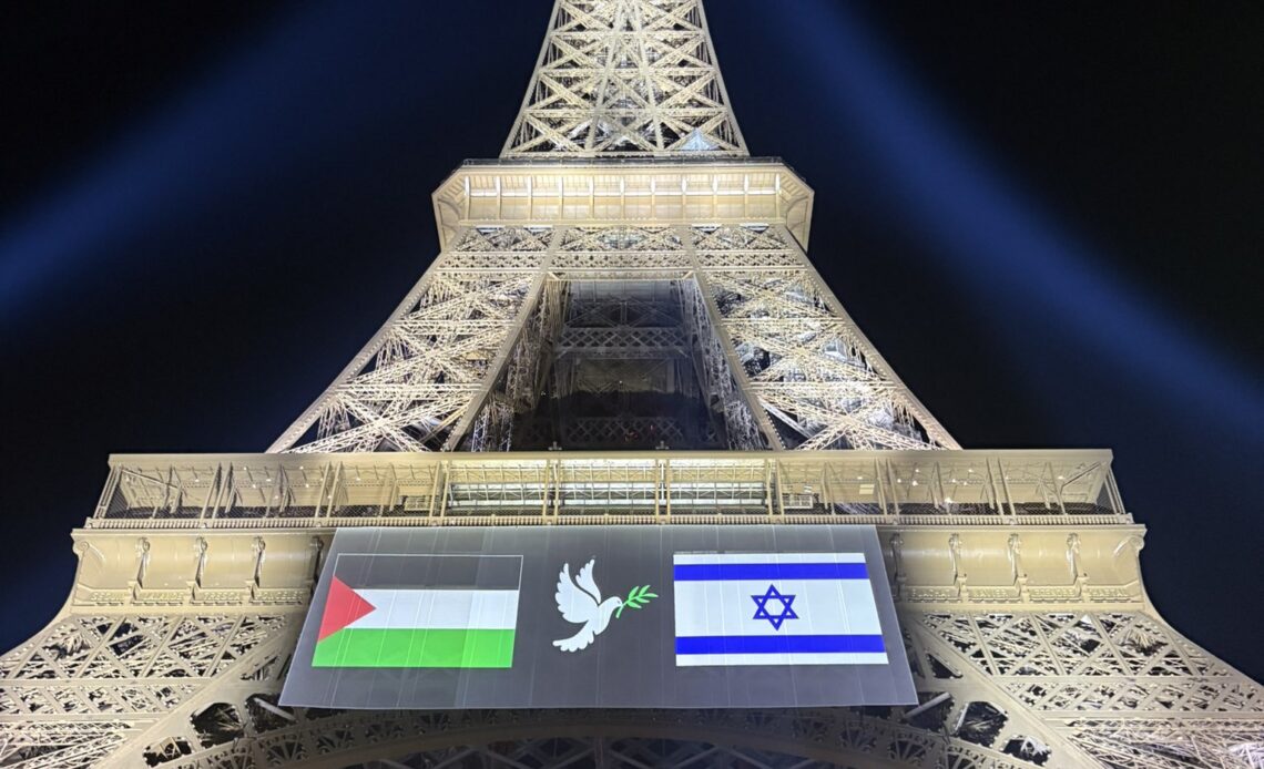 Torre Eiffel se ilumina con banderas de Palestina e Israel: Un gesto por la paz