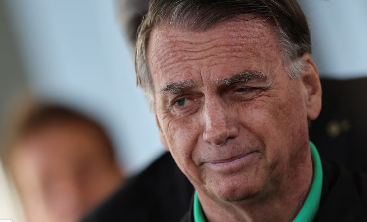 Bolsonaro hospitalizado tras recaída de salud mientras cumple arresto domiciliario