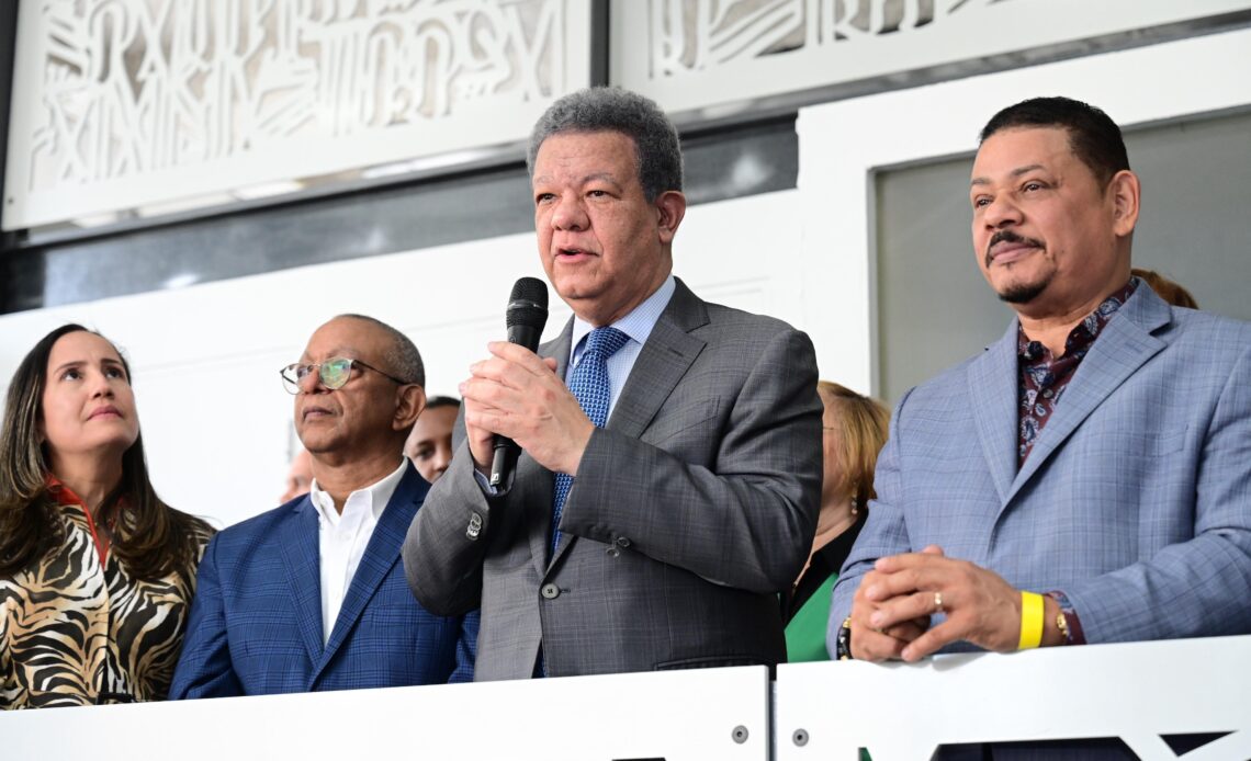 Fernández critica gestión del PRM y augura triunfo de la Fuerza del Pueblo en 2028