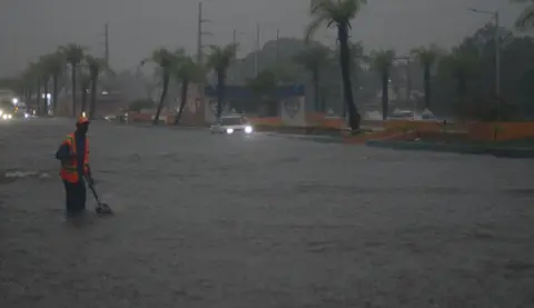 Fuertes Lluvias Dejan a Cientos de Miles Sin Agua y Provocan Evacuaciones
