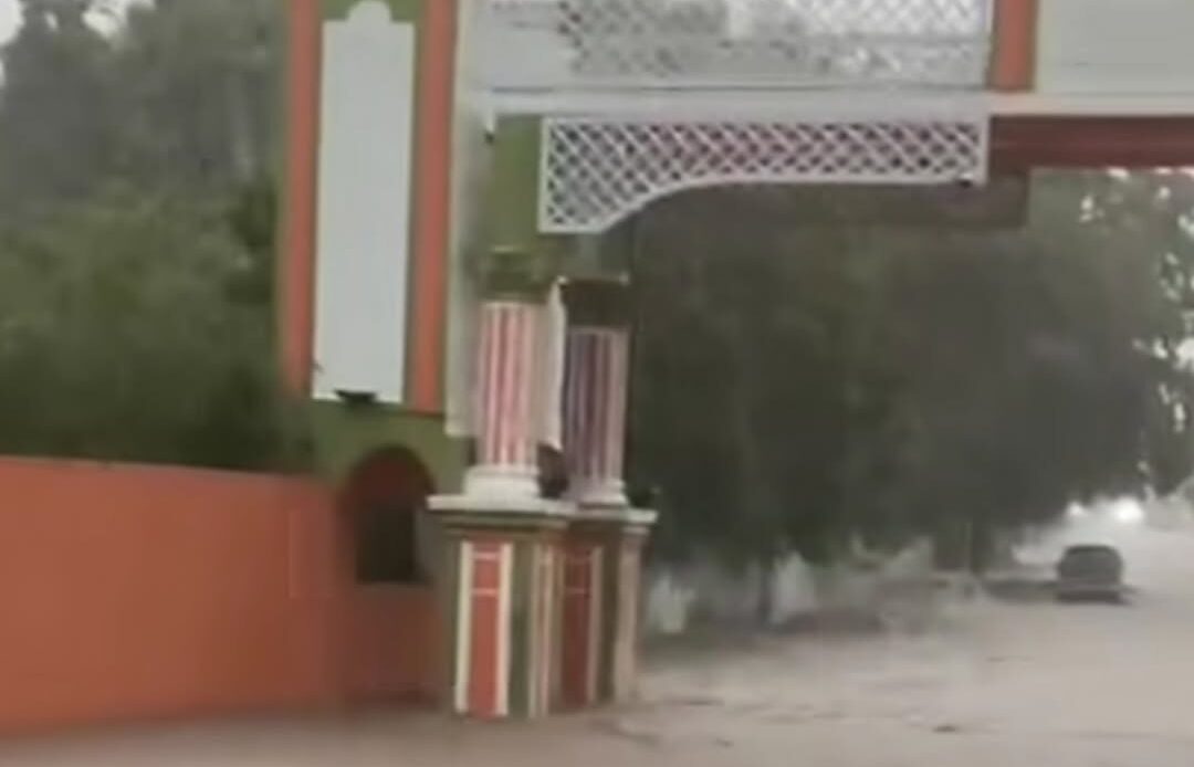 Inundaciones en Azua tras fuertes lluvias asociadas a onda tropical y vaguada