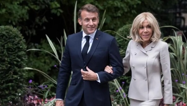 Macron y su esposa presentarán pruebas científicas para refutar acusaciones de transfobia contra Brigitte
