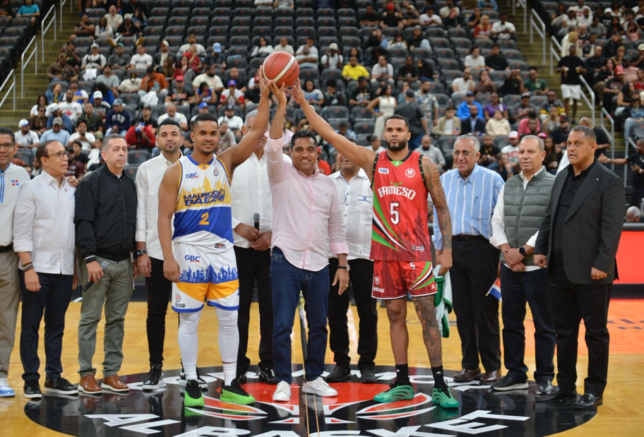 Kelvin Cruz Inaugura Partido de Baloncesto en Nueva Jersey