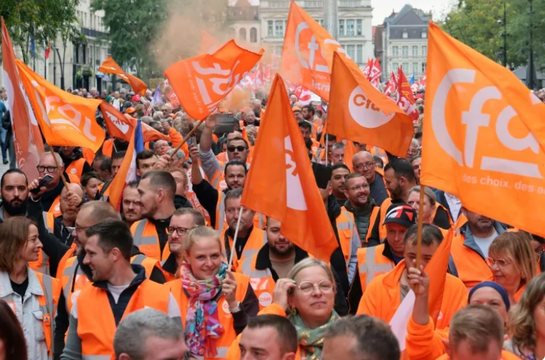 Francia paralizada por masiva protesta contra recortes presupuestarios