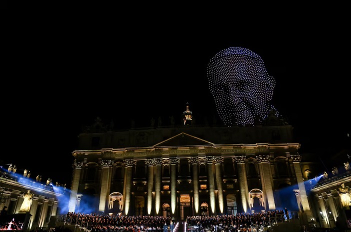 El Rostro del Papa Francisco Ilumina el Cielo Vaticano en Concierto de Unidad Global