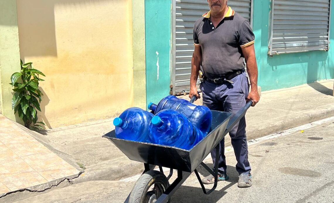 Tres meses sin agua potable: Residentes de Fantino, Sánchez Ramírez, claman por solución a la crisis hídrica