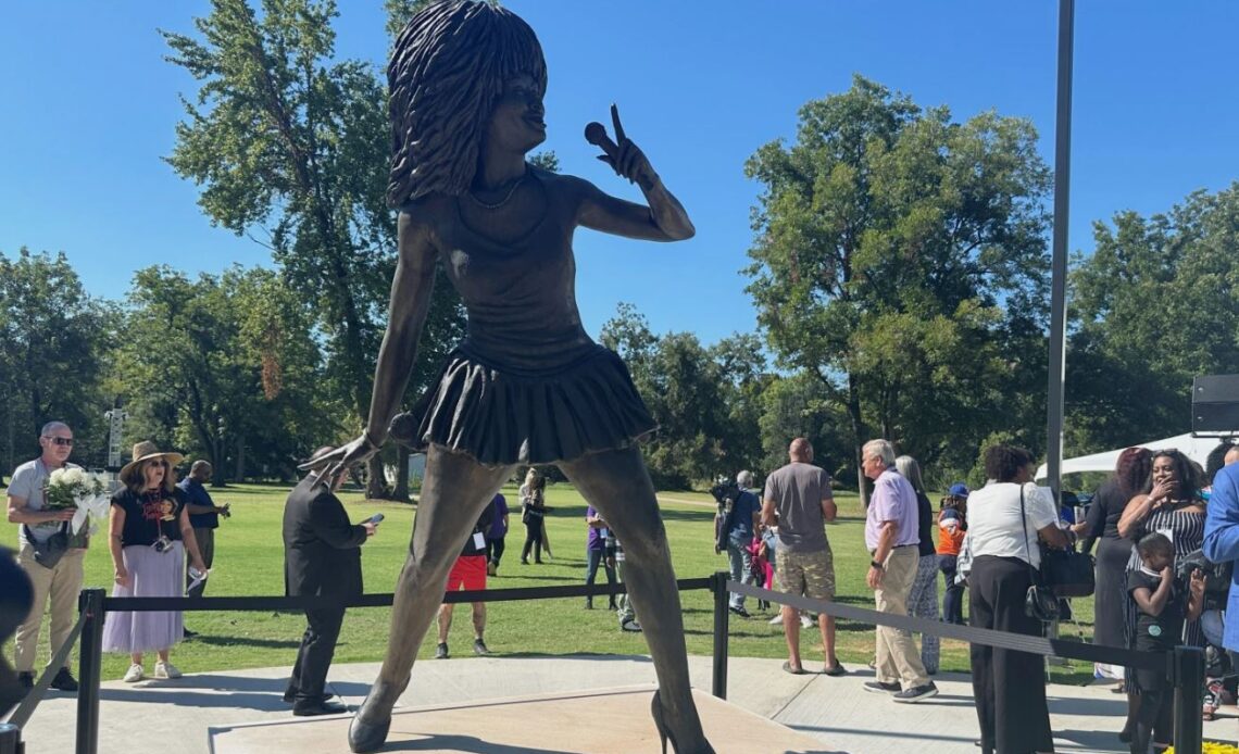 Estatua de Tina Turner Revelada en su Pueblo Natal de Tennessee