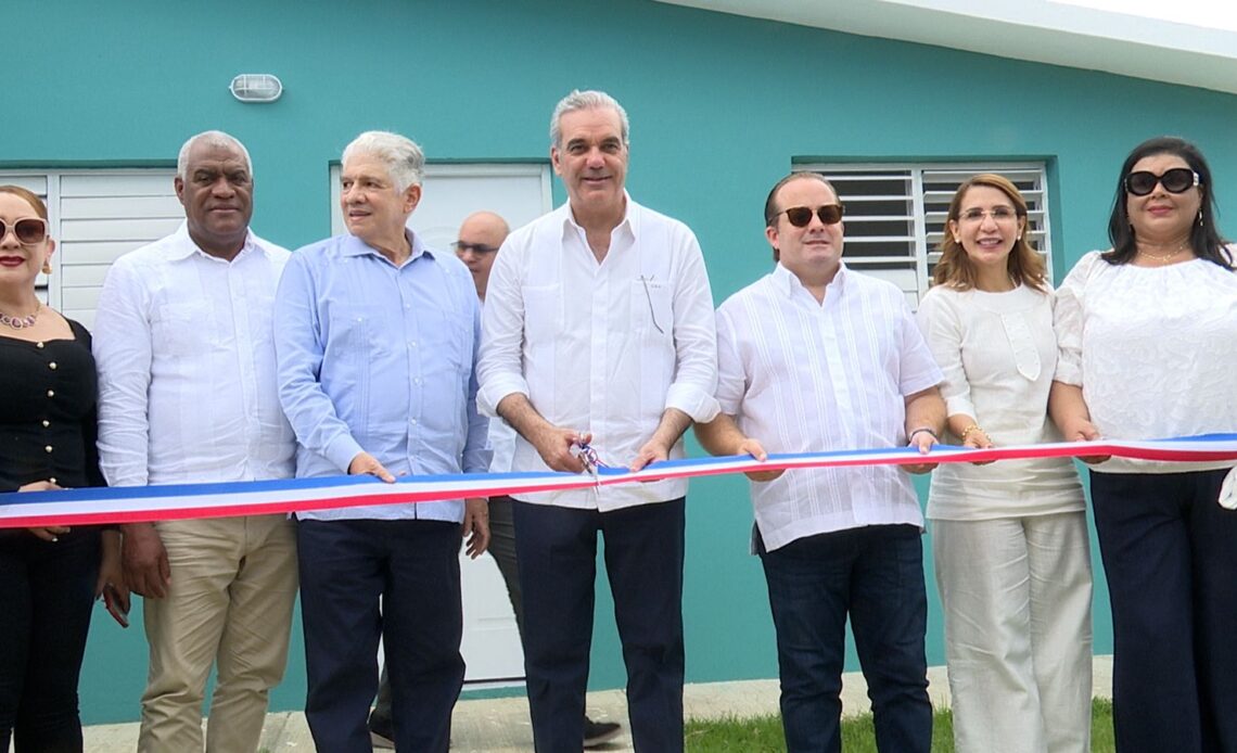 Gobierno dominicano entrega 70 viviendas a familias desalojadas en Puerto Plata