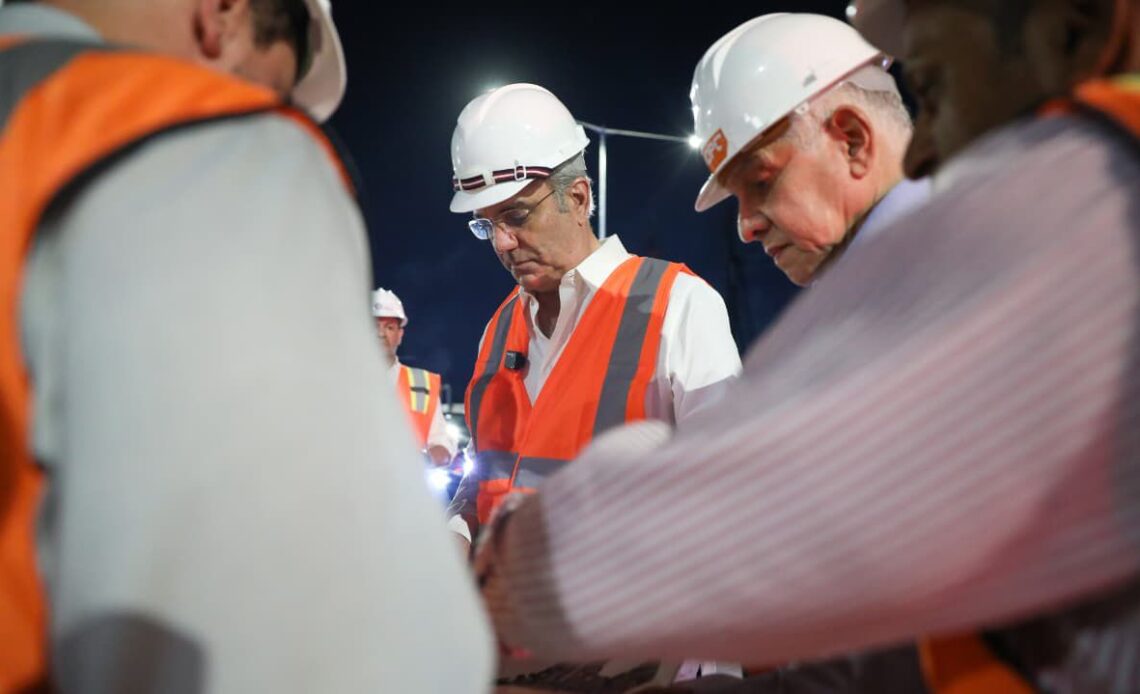 Abinader supervisa construcción de paso a desnivel en Santo Domingo