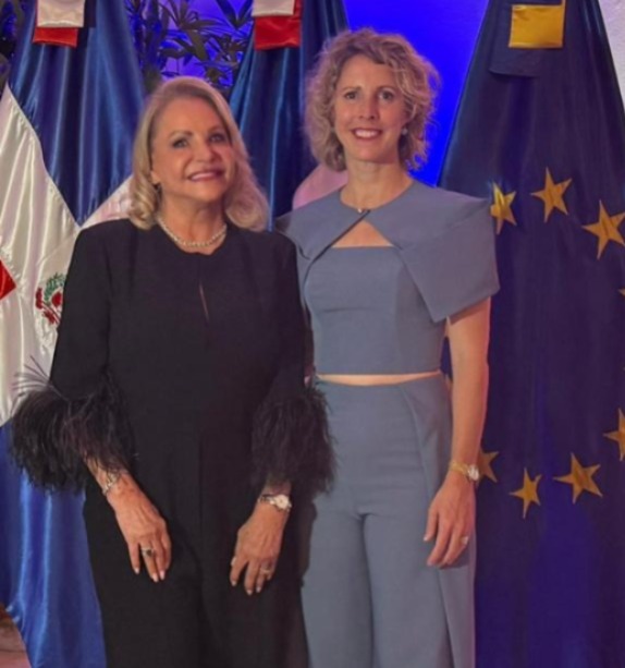 Embajadora Dominicana recibe la Legión de Honor de Francia