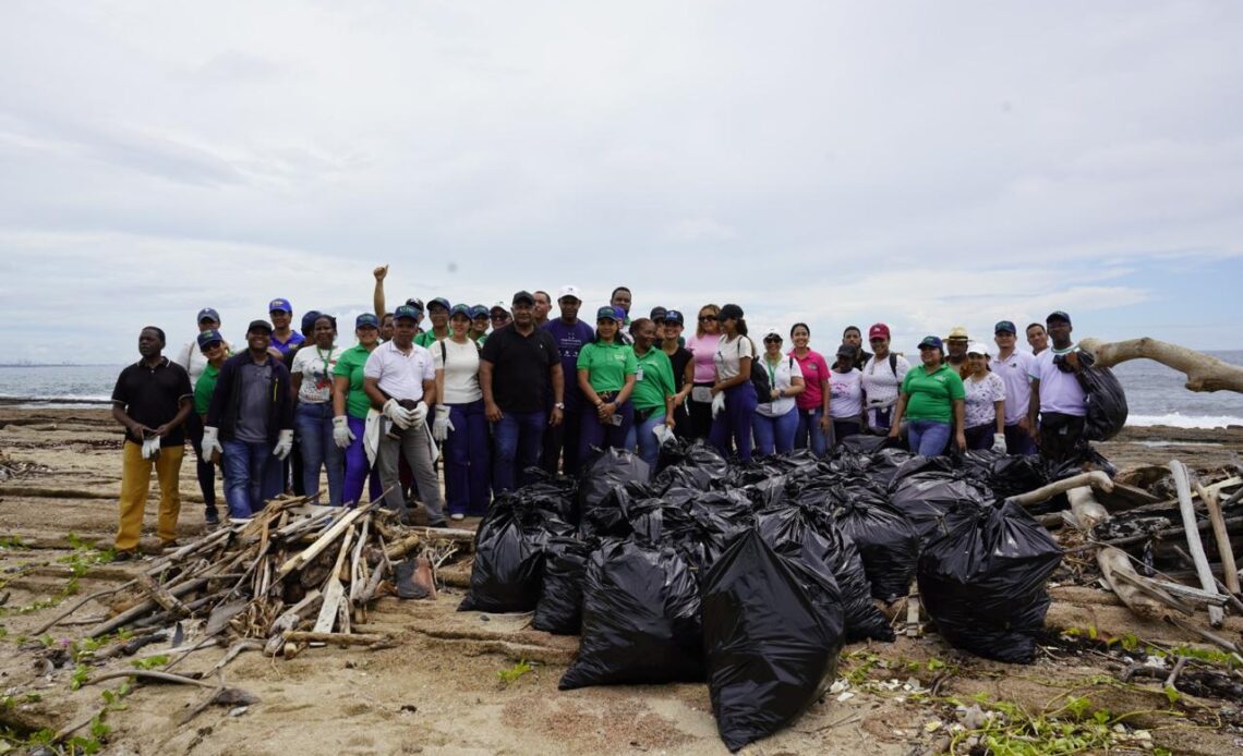 OMSA Limpia Boca de Nigua en el Día Mundial de Limpieza de Playas