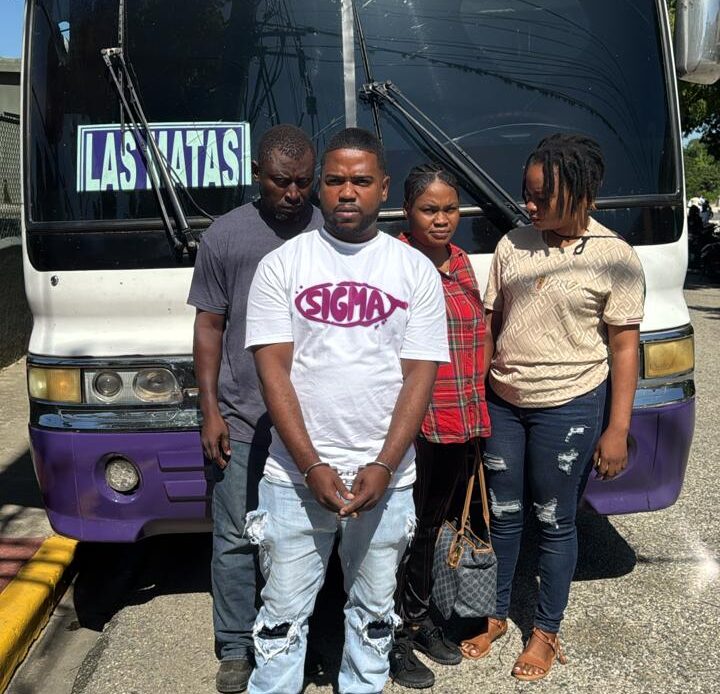 Cobrador de autobús detenido por tráfico de haitianos indocumentados