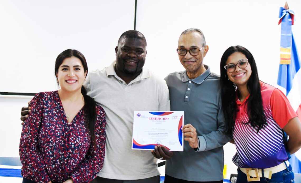 35 Educadores y Psicólogos Capacitados para Combatir el Dopaje en el Deporte