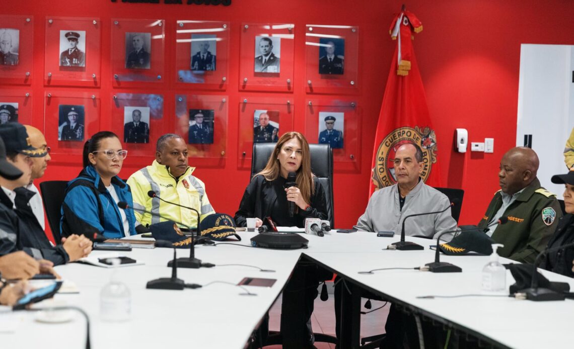 Alcaldesa Mejía Lidera Acciones Preventivas y Pide Colaboración Ciudadana Ante Onda Tropical en el Distrito Nacional