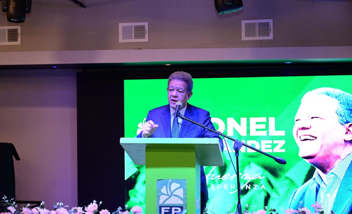 Leonel Fernández critica la gestión del PRM y presenta su proyecto RD 2044 en EE. UU.