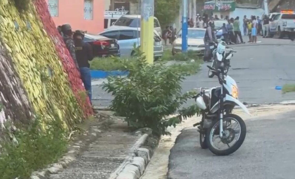 Operativo Policial Desplegado en Guachupita para Capturar a Tres Prófugos Acusados de Homicidio