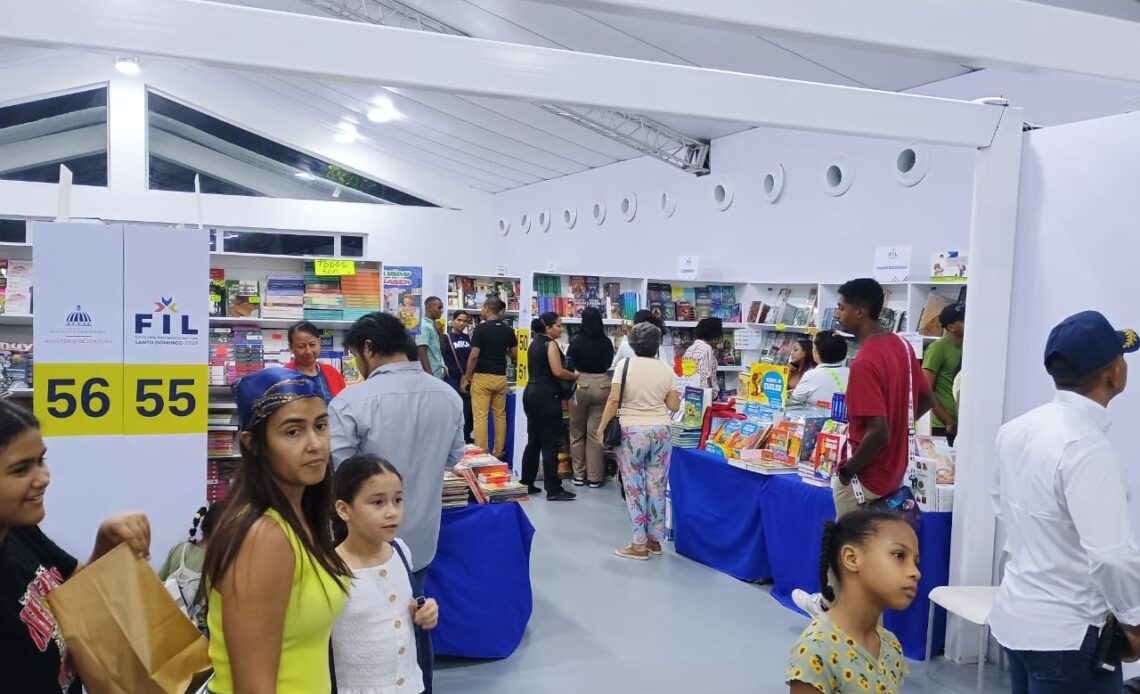 Gran Afluencia Juvenil y Variedad de Ofertas en la Feria Internacional del Libro de Santo Domingo