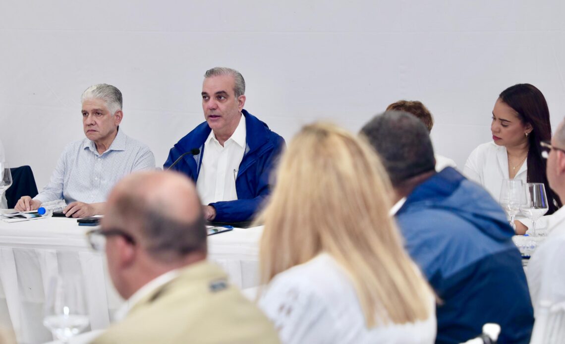 Presidente Abinader se reúne con líderes comunitarios en Santo Domingo Norte para evaluar proyectos y necesidades