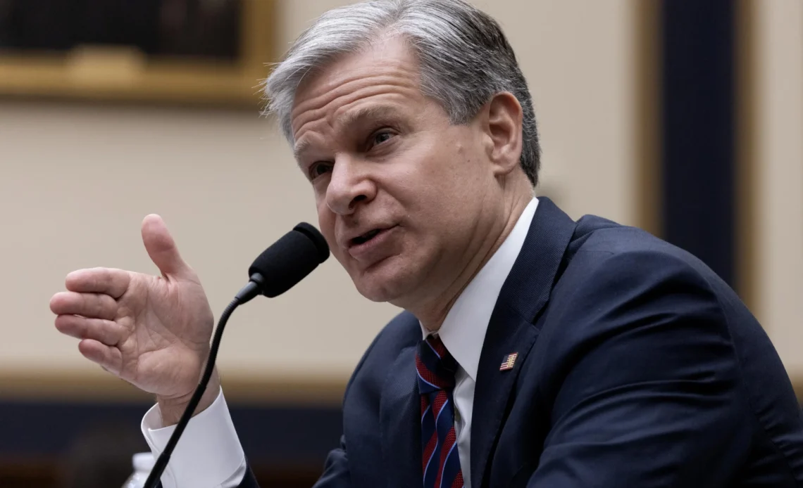 Trump Acusa a Exdirector del FBI Wray de Infiltrar Agentes en el Asalto al Capitolio
