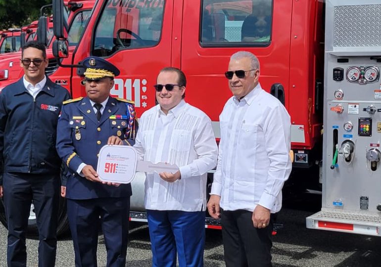 Gobierno Dominicano Entrega 12 Camiones de Bomberos para Fortalecer la Seguridad Ciudadana