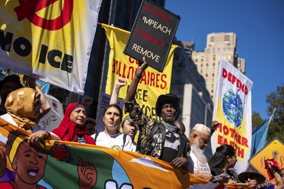 Manifestantes exigen justicia climática y social en marcha hacia la Torre Trump