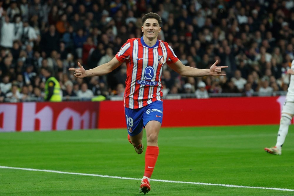 Atlético de Madrid aplasta 5-2 al Real Madrid en el derbi, cortando su racha invicta; Julián Álvarez figura clave