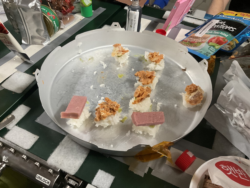 Astronautas preparan sushi en la Estación Espacial: Un éxito culinario con toque de nostalgia