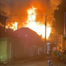 Investigan las causas del incendio que destruyó la Villa Doña Emilia en Montecristi